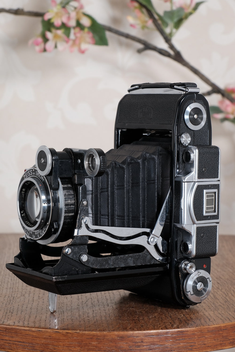 SUPERB! 1936 Zeiss Ikon Super Ikonta 6x9, Tessar lens with leather case. CLA’d, Freshly Serviced!