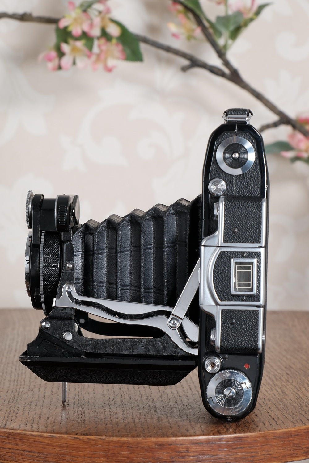 SUPERB! 1936 Zeiss Ikon Super Ikonta 6x9, Tessar lens with leather case. CLA’d, Freshly Serviced!