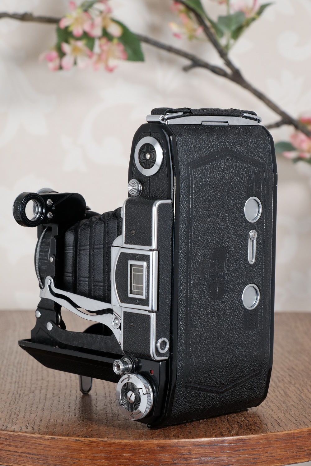SUPERB! 1936 Zeiss Ikon Super Ikonta 6x9, Tessar lens with leather case. CLA’d, Freshly Serviced!