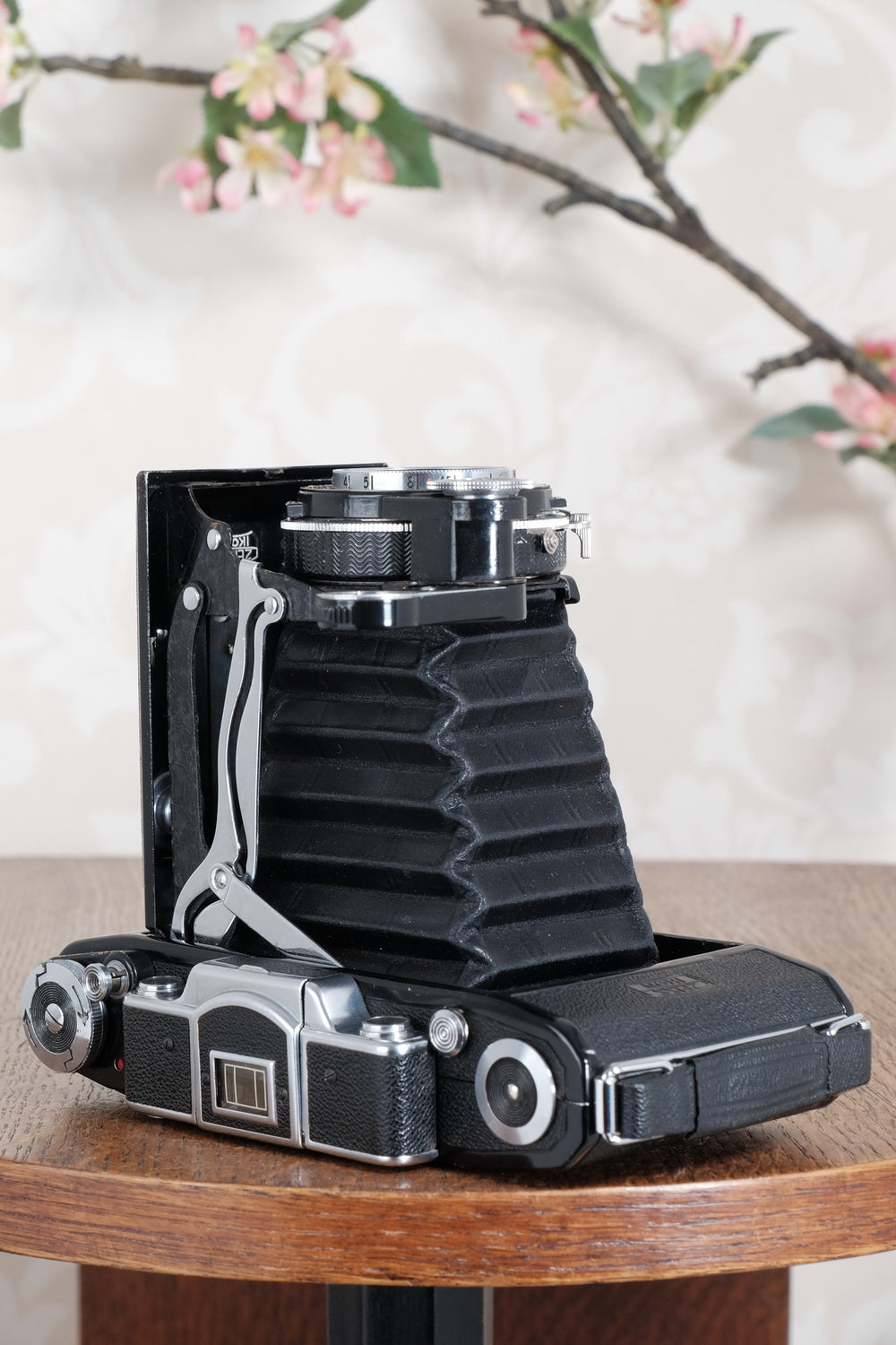 SUPERB! 1936 Zeiss Ikon Super Ikonta 6x9, Tessar lens with leather case. CLA’d, Freshly Serviced!