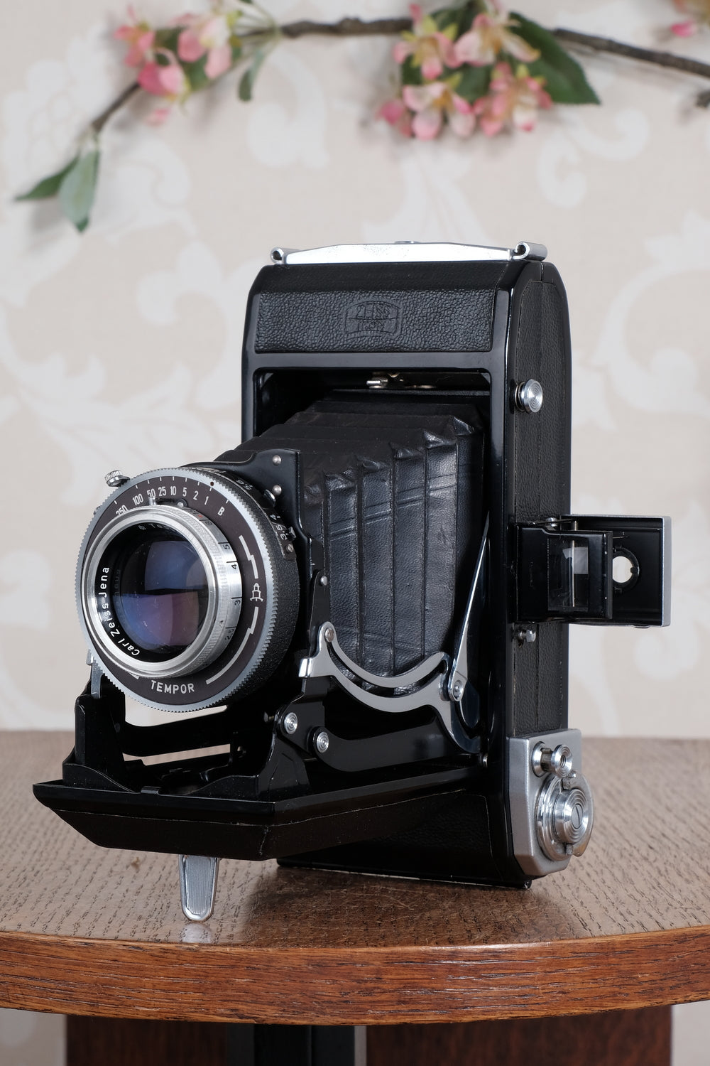 Near mint! 1956 Zeiss Ikon 6x9 camera, coated Carl Zeiss Tessar