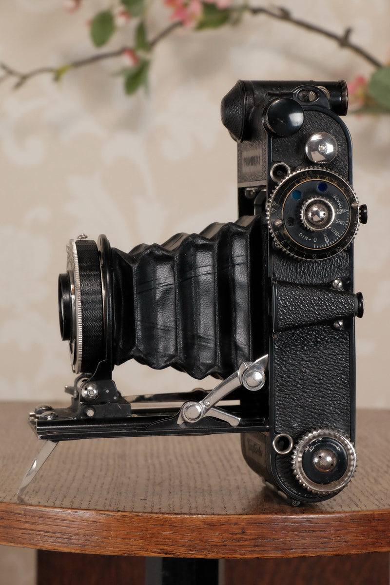 RARE! Superb,1934 Voigtlander 6 x 9 Prominent with Heliar lens, original case and mask, Freshly serviced, CLA’d - Voigtlander- Petrakla Classic Cameras