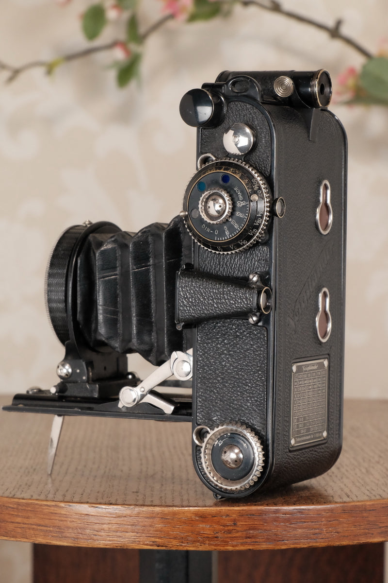 RARE! Superb,1934 Voigtlander 6 x 9 Prominent with Heliar lens, original case and mask, Freshly serviced, CLA’d - Voigtlander- Petrakla Classic Cameras