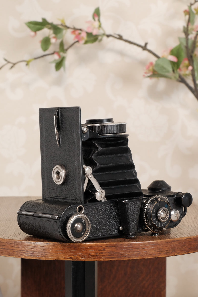 RARE! Superb,1934 Voigtlander 6 x 9 Prominent with Heliar lens, original case and mask, Freshly serviced, CLA’d - Voigtlander- Petrakla Classic Cameras