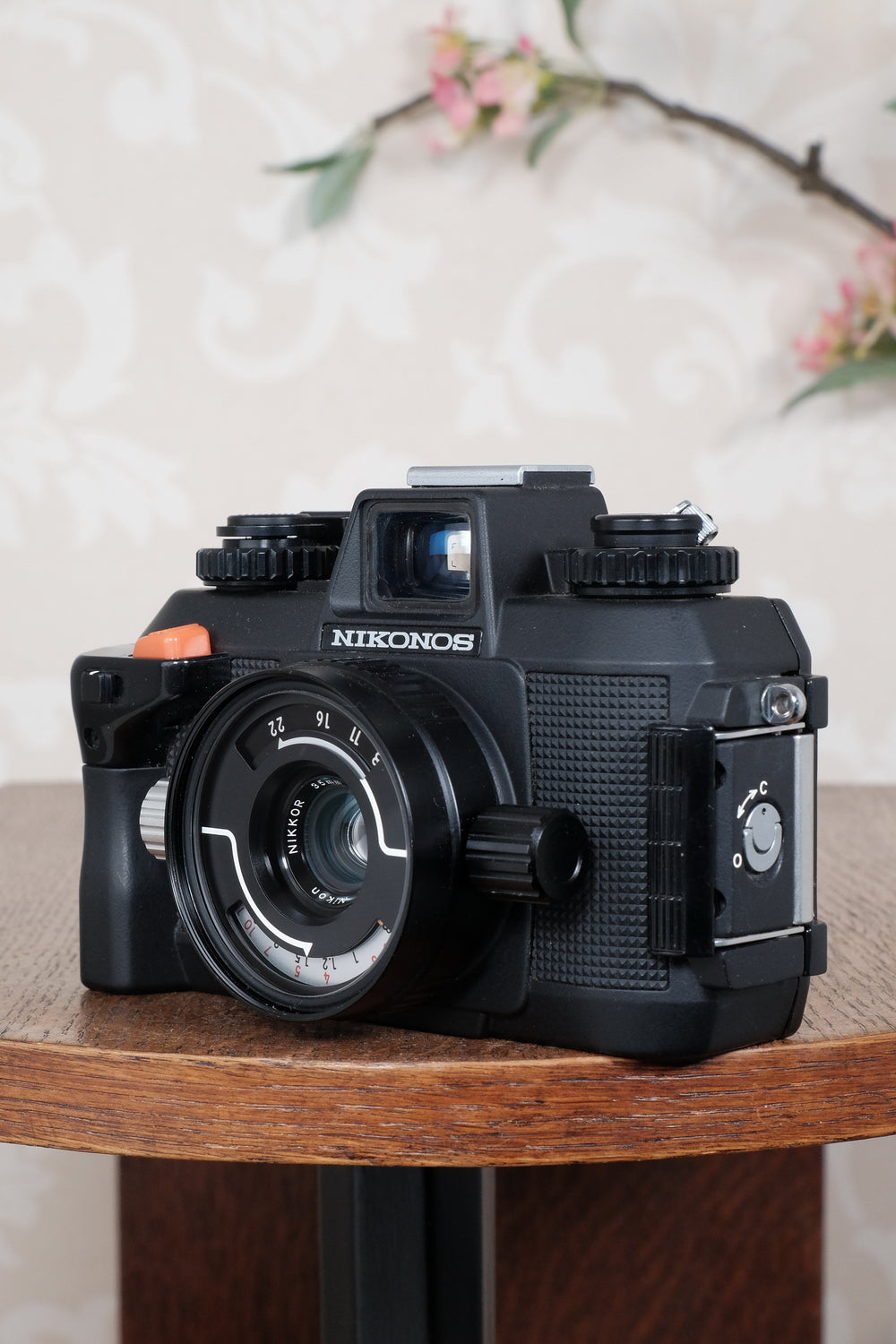Near Mint! Nikon Nikonos IV-A with 2.5/35mm Nikkor lens.  Fully tested and working!
