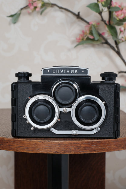 Near Mint! 1955 Gomz Sputnik Stereo camera with original case. Freshly serviced, CLA'd