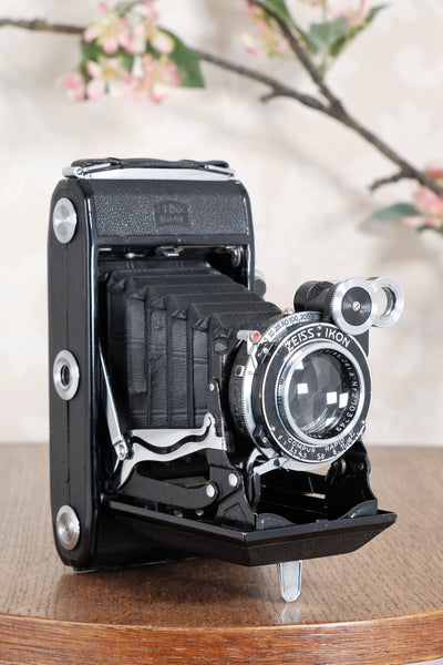 SUPERB! 1936 Zeiss Ikon Super Ikonta 6x9, Tessar lens with leather case. CLA’d, Freshly Serviced!