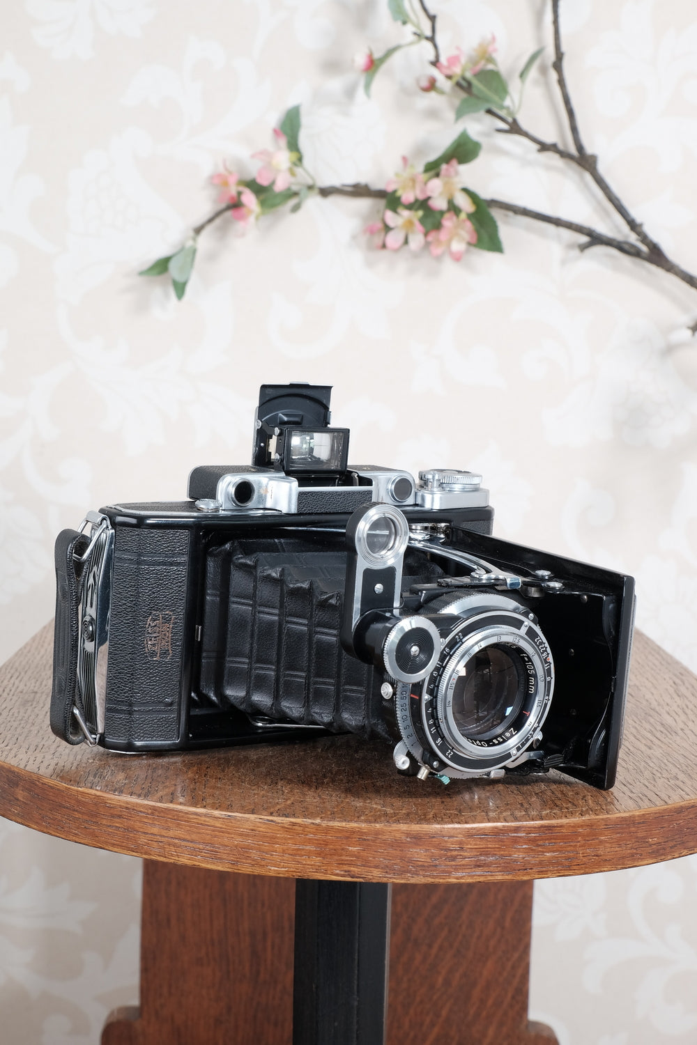 SUPERB! 1953 Zeiss-Ikon Super 6x9 Ikonta 531/2, Synchro-Compur & Coated Zeiss Tessar lens and reduction mask. CLA’d, Freshly Serviced!