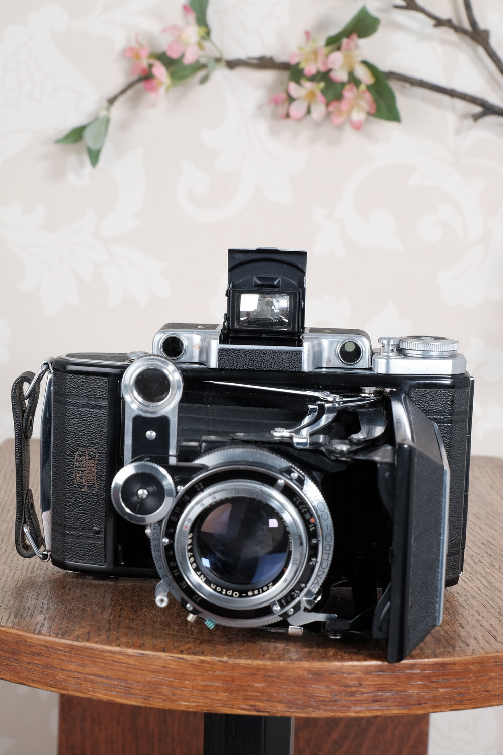 SUPERB! 1953 Zeiss-Ikon Super 6x9 Ikonta 531/2, Synchro-Compur & Coated Zeiss Tessar lens and reduction mask. CLA’d, Freshly Serviced!