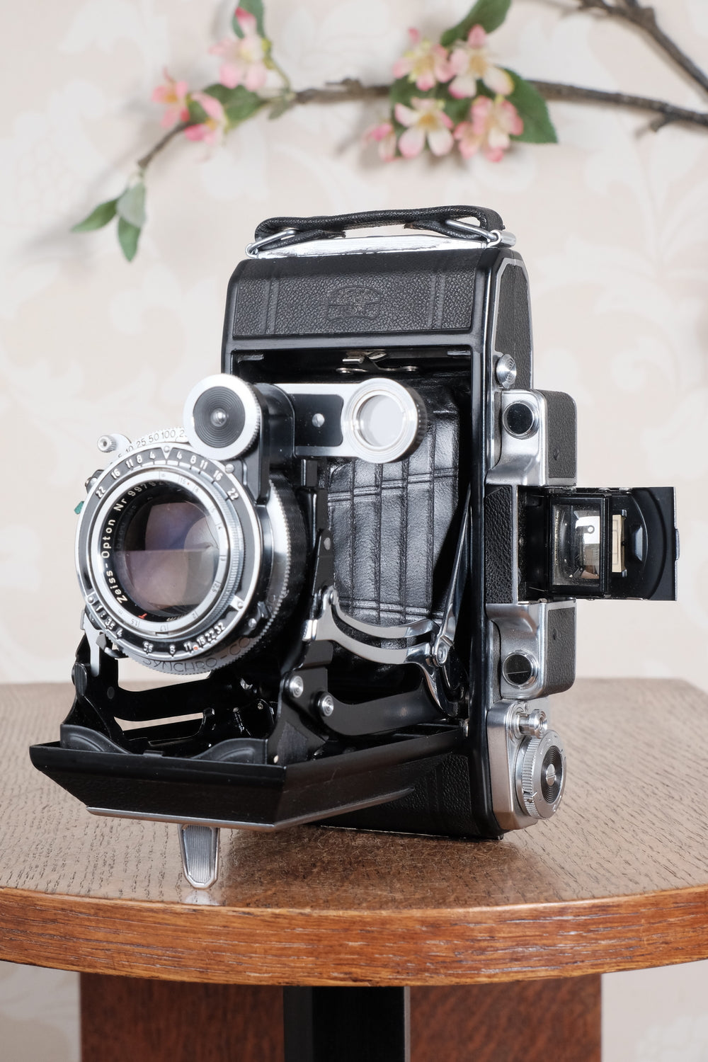 SUPERB! 1953 Zeiss-Ikon Super 6x9 Ikonta 531/2, Synchro-Compur & Coated Zeiss Tessar lens. CLA’d, Freshly Serviced! - Zeiss-Ikon- Petrakla Classic Cameras