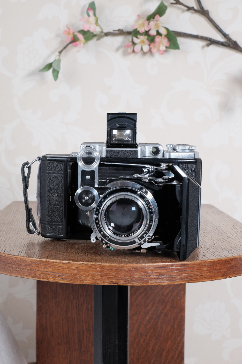 SUPERB! 1953 Zeiss-Ikon Super 6x9 Ikonta 531/2, Synchro-Compur & Coated Zeiss Tessar lens. CLA’d, Freshly Serviced! - Zeiss-Ikon- Petrakla Classic Cameras