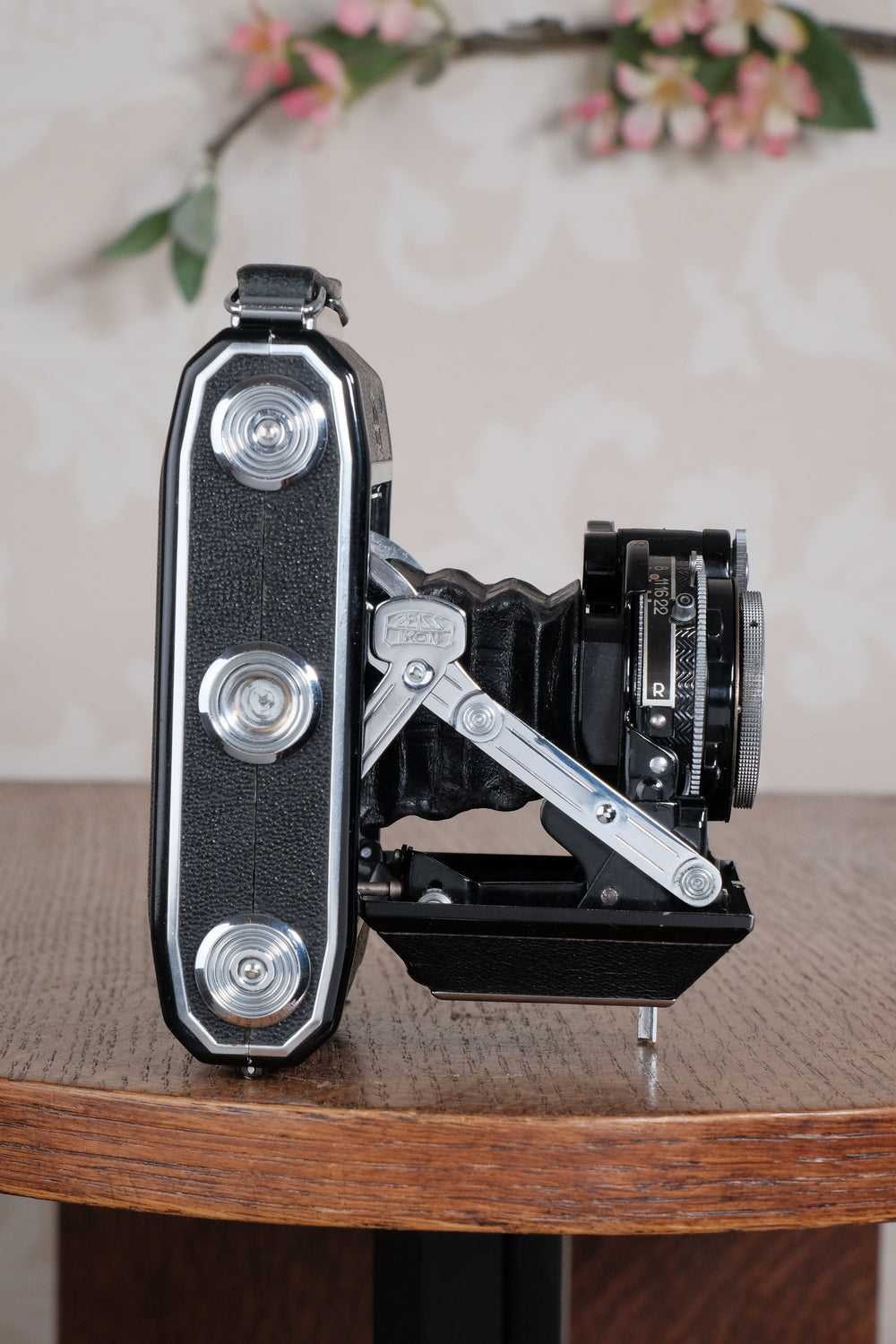 Superb! 1949 Zeiss Ikon Super Ikonta, Coated Zeiss-Opton Tessar. CLA’d, Freshly Serviced! - Zeiss-Ikon- Petrakla Classic Cameras