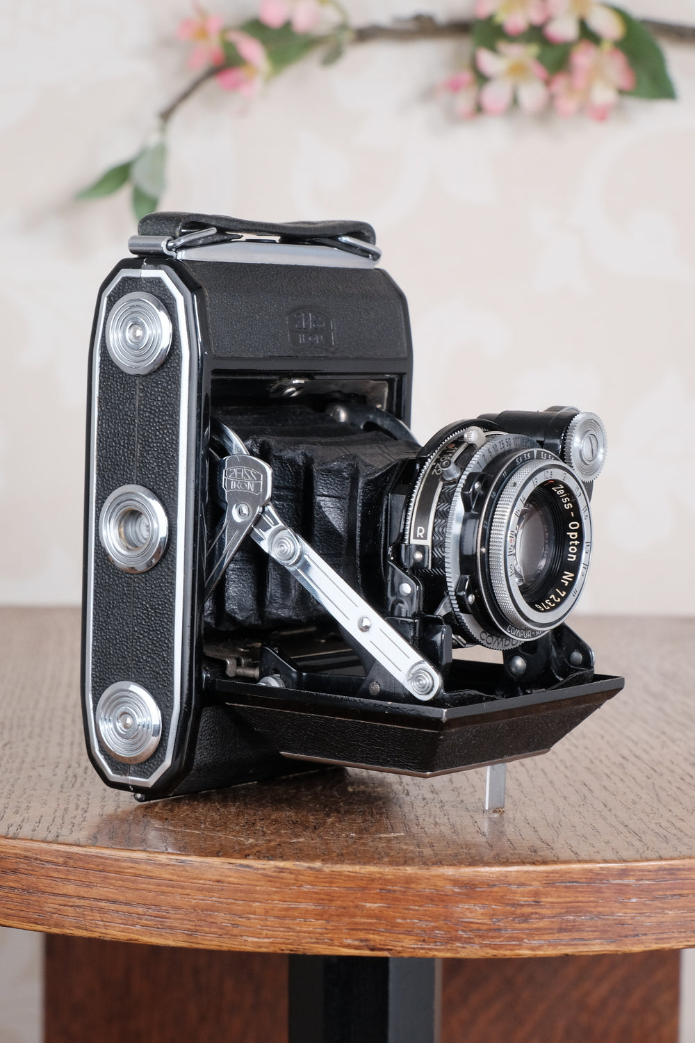 Superb! 1949 Zeiss Ikon Super Ikonta, Coated Zeiss-Opton Tessar. CLA’d, Freshly Serviced! - Zeiss-Ikon- Petrakla Classic Cameras