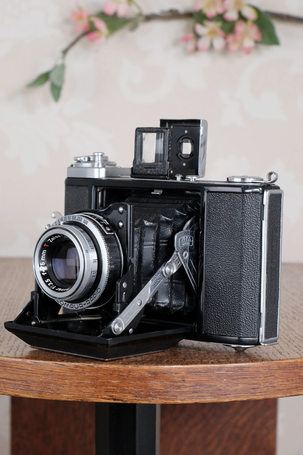 Near Mint! 1952 6x6 Zeiss-Ikon Ikonta. Freshly Serviced, CLA'd - Zeiss-Ikon- Petrakla Classic Cameras