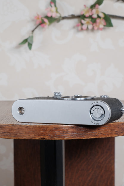 Superb! 1945 LEITZ LEICA IIIc, the desirable wartime “stepper”model. Freshly Serviced CLA'd! - Leitz- Petrakla Classic Cameras