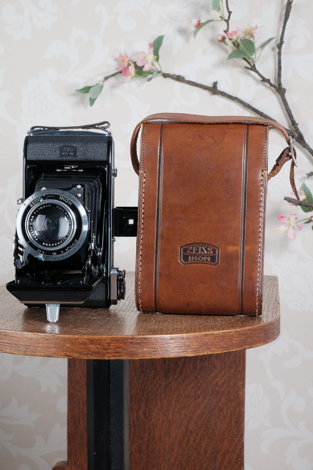 Near Mint! 1938 Zeiss-Ikon Ikonta 6x9, with leather case, CLA'd