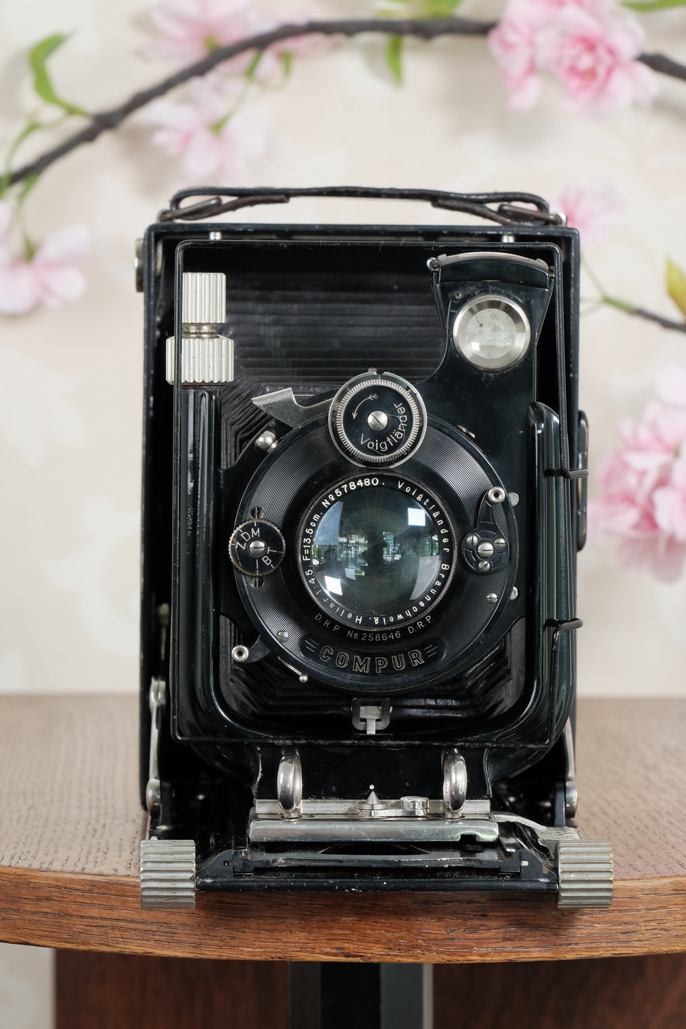 Superb! 1930 Voigtlander Bergheil Camera with Heliar lens & Rada