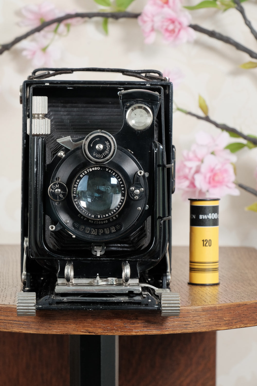 Superb! 1930 Voigtlander Bergheil Camera with Heliar lens & Rada
