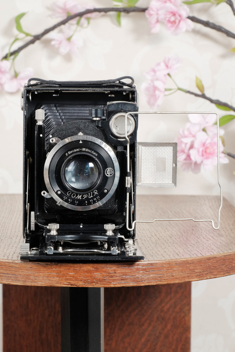 Superb! 1930 plate camera with a great f3.8/105mm Schneider Xenar lens & 120 roll film back. Freshly serviced CLA’d