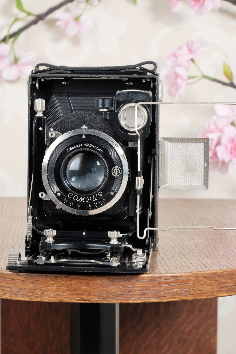 Superb! 1930 plate camera with a great f3.8/105mm Schneider Xenar lens & 120 roll film back. Freshly serviced CLA’d