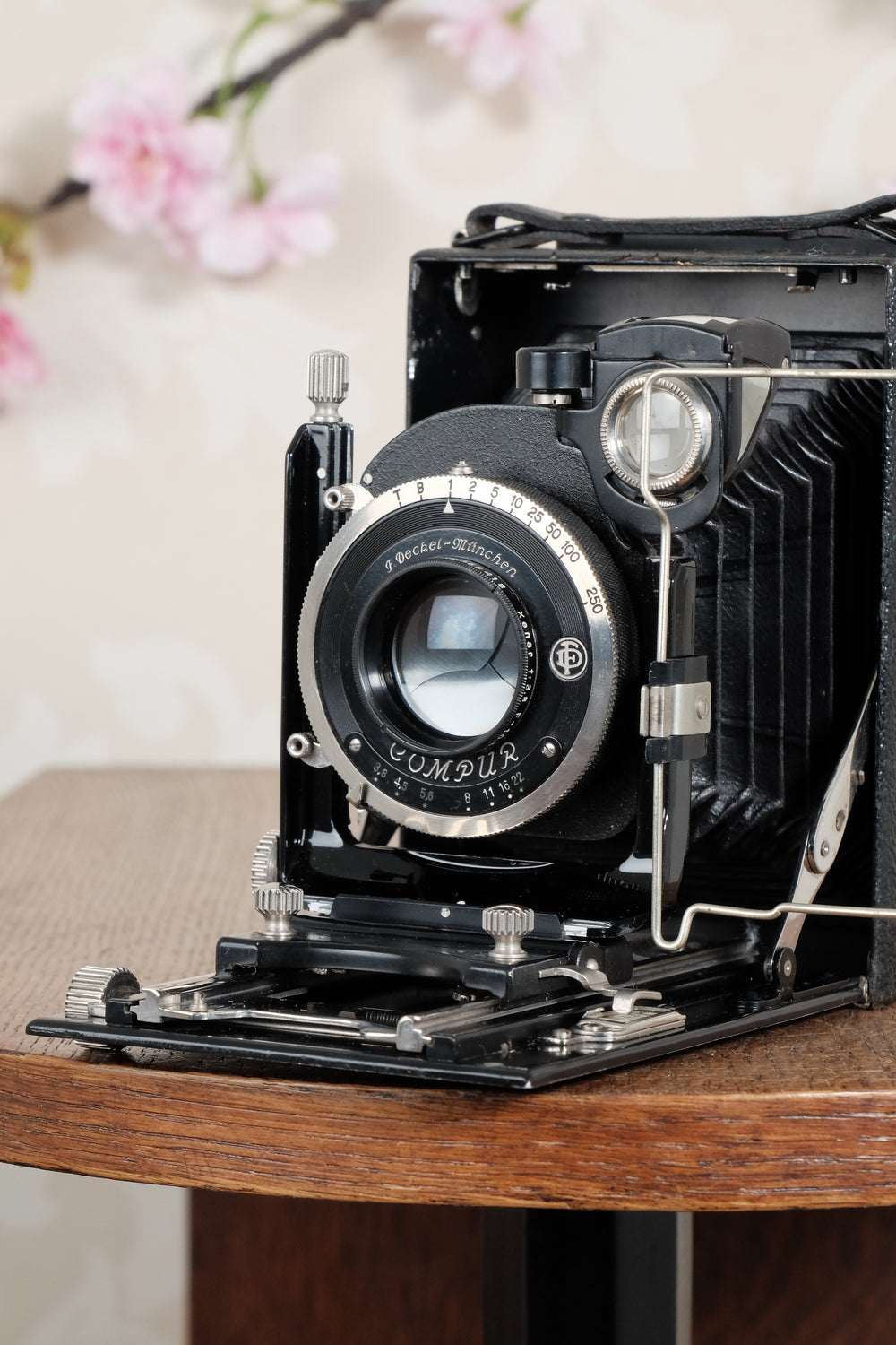 Superb! 1930 plate camera with a great f3.8/105mm Schneider Xenar lens & 120 roll film back. Freshly serviced CLA’d