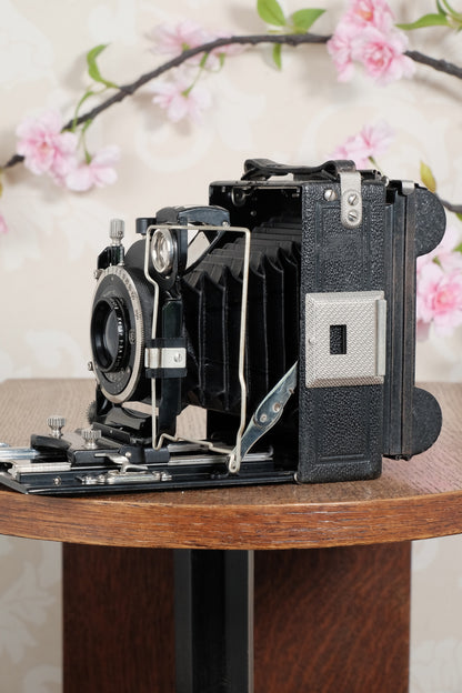 Superb! 1930 plate camera with a great f3.8/105mm Schneider Xenar lens & 120 roll film back. Freshly serviced CLA’d