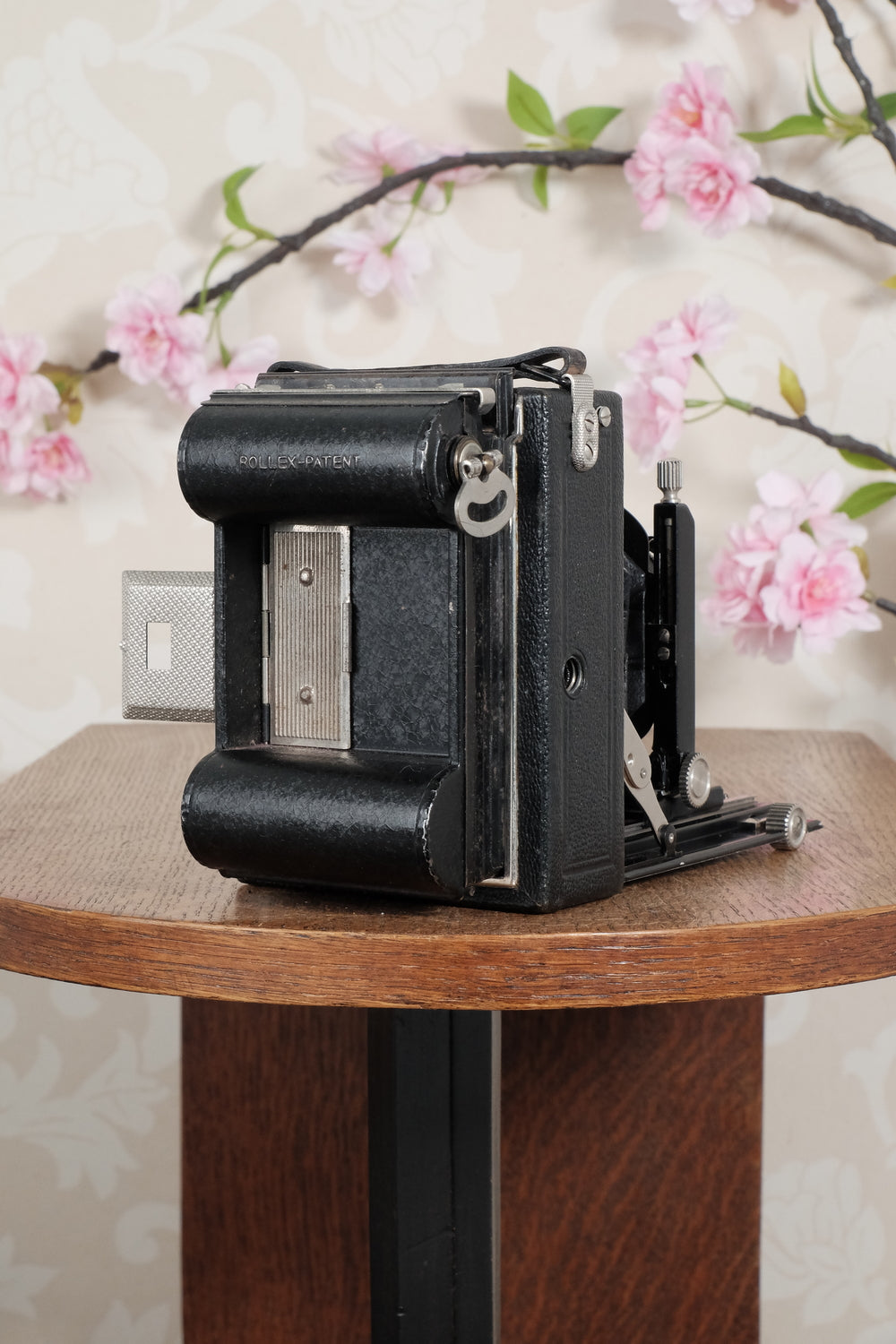 Superb! 1930 plate camera with a great f3.8/105mm Schneider Xenar lens & 120 roll film back. Freshly serviced CLA’d