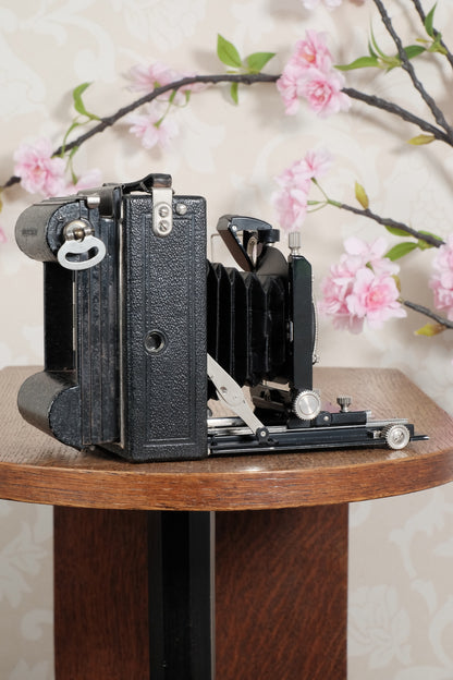 Superb! 1930 plate camera with a great f3.8/105mm Schneider Xenar lens & 120 roll film back. Freshly serviced CLA’d
