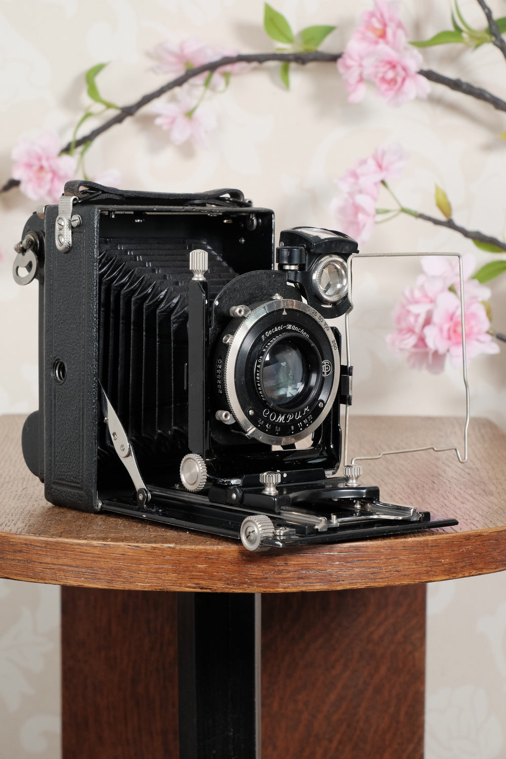 Superb! 1930 plate camera with a great f3.8/105mm Schneider Xenar lens & 120 roll film back. Freshly serviced CLA’d