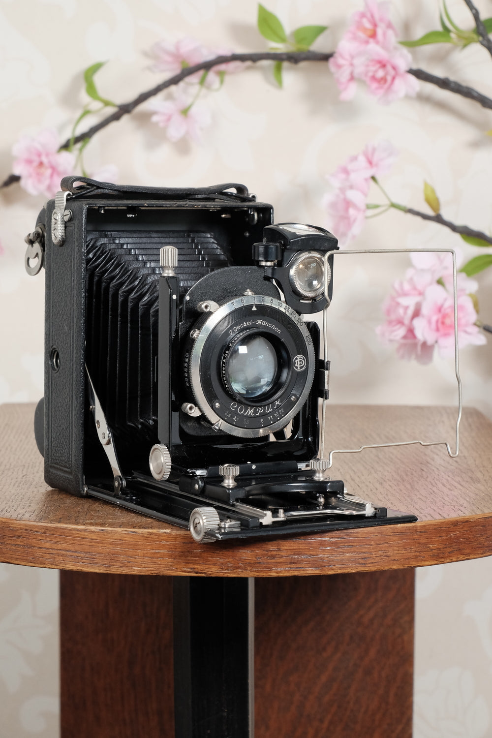 Superb! 1930 plate camera with a great f3.8/105mm Schneider Xenar lens & 120 roll film back. Freshly serviced CLA’d