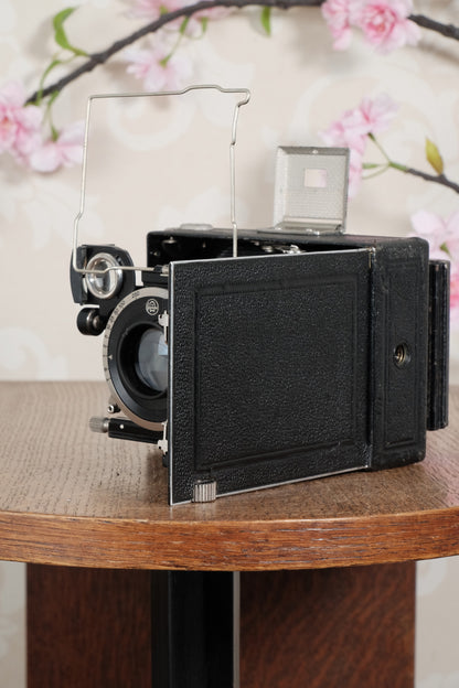 Superb! 1930 plate camera with a great f3.8/105mm Schneider Xenar lens & 120 roll film back. Freshly serviced CLA’d