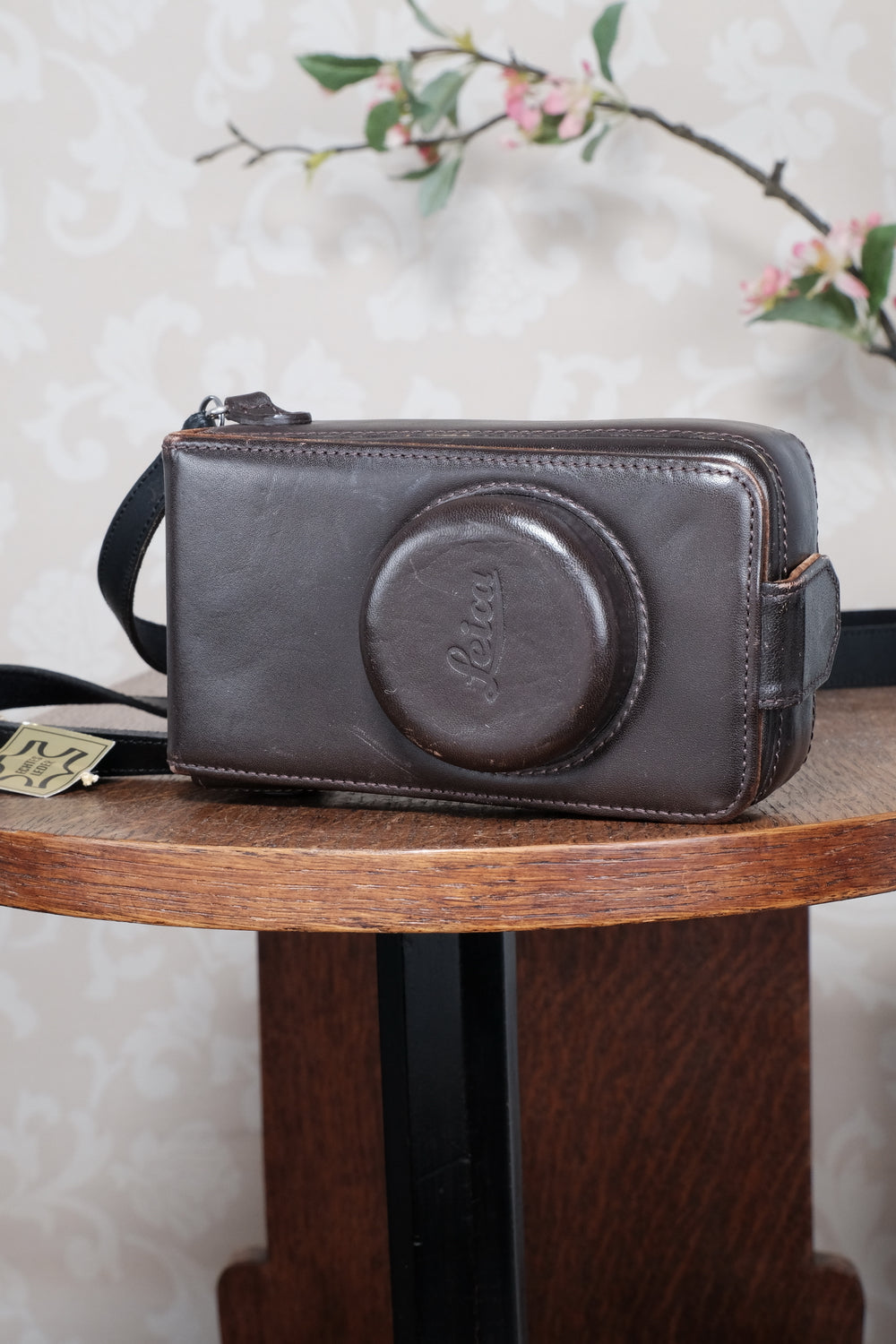 Superb Leica X1 with superb 2.8/24mm Elmarit lens, complete with original packaging!