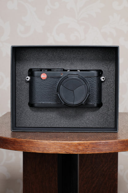 Superb Leica X1 with superb 2.8/24mm Elmarit lens, complete with original packaging!