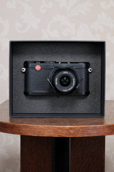 Superb Leica X1 with superb 2.8/24mm Elmarit lens, complete with original packaging!