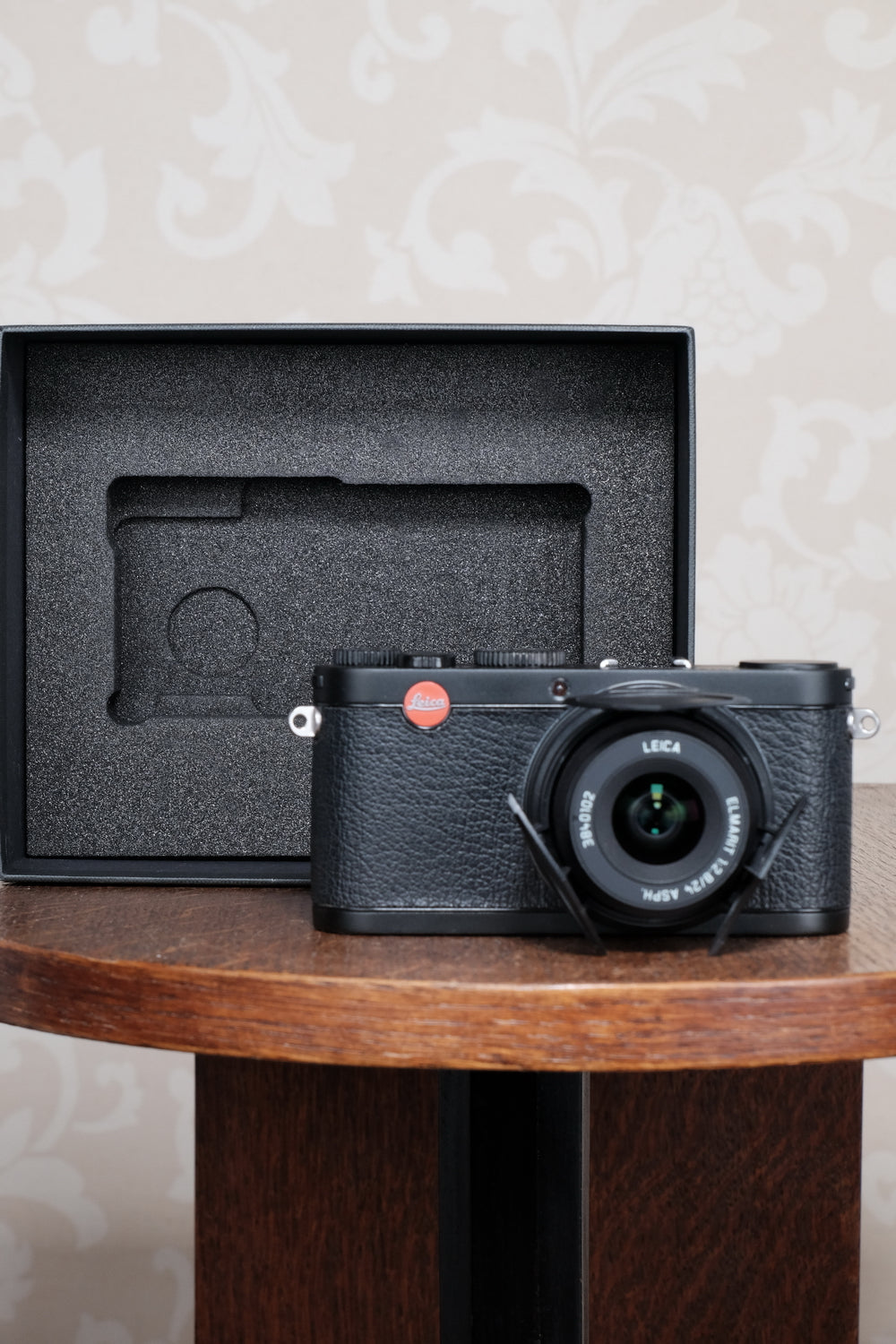 Superb Leica X1 with superb 2.8/24mm Elmarit lens, complete with original packaging!