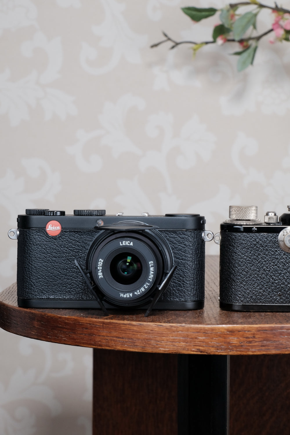 Superb Leica X1 with superb 2.8/24mm Elmarit lens, complete with original packaging!
