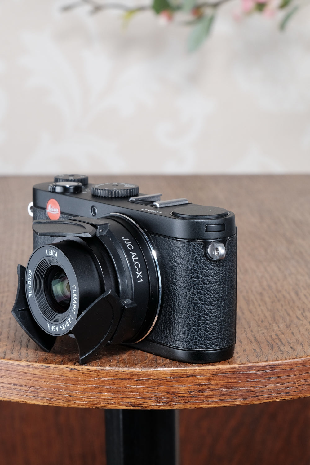 Superb Leica X1 with superb Elmarit lens, complete with