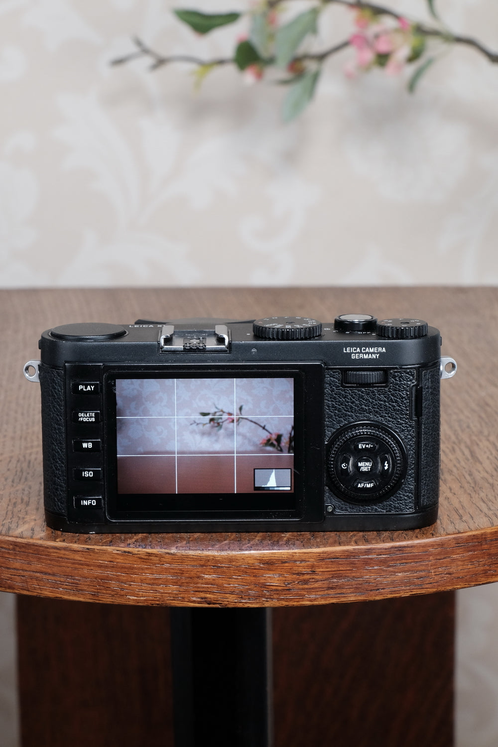 Superb Leica X1 with superb 2.8/24mm Elmarit lens, complete with original packaging!
