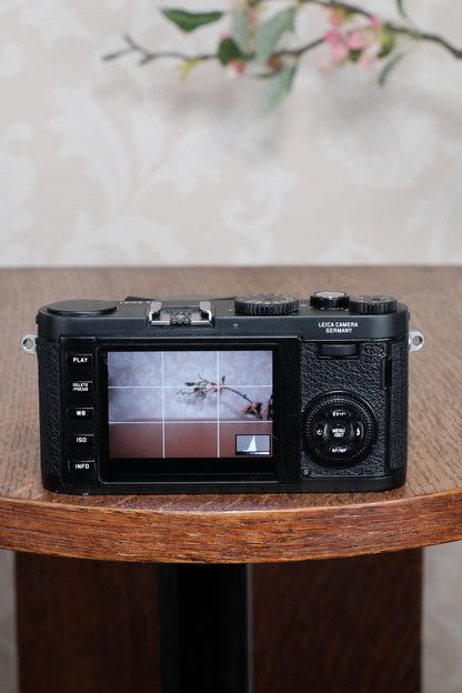 Superb Leica X1 with superb 2.8/24mm Elmarit lens, complete with original packaging!