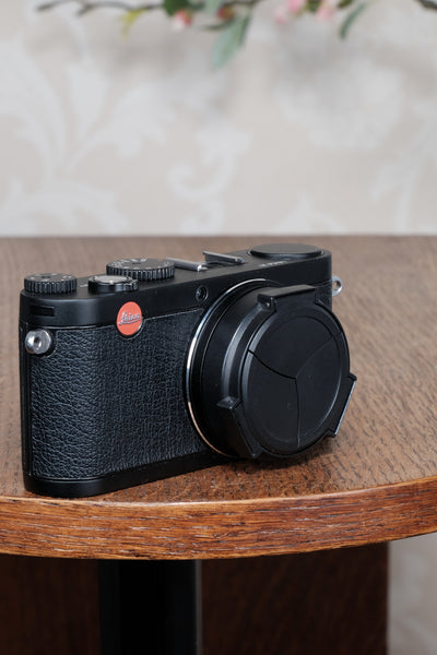 Superb Leica X1 with superb 2.8/24mm Elmarit lens, complete with original packaging!