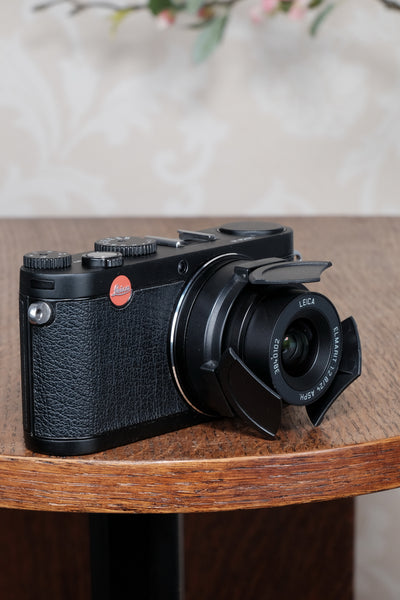 Superb Leica X1 with superb 2.8/24mm Elmarit lens, complete with original packaging!
