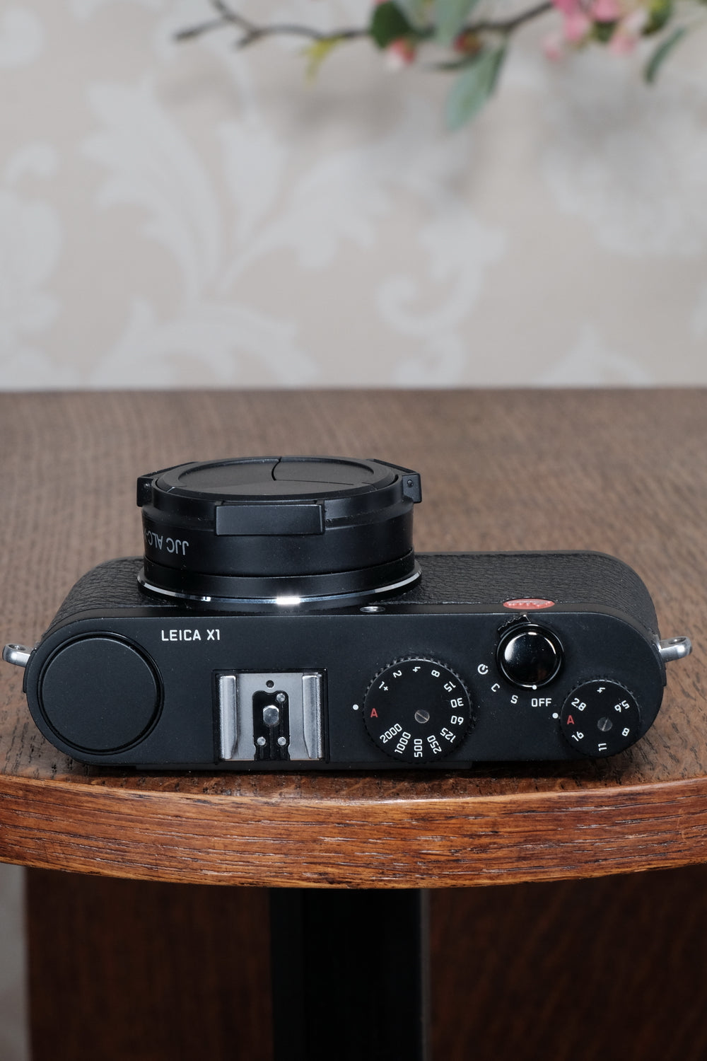 Superb Leica X1 with superb 2.8/24mm Elmarit lens, complete with original packaging!
