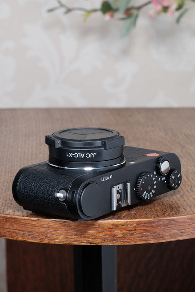 Superb Leica X1 with superb 2.8/24mm Elmarit lens, complete with original packaging!