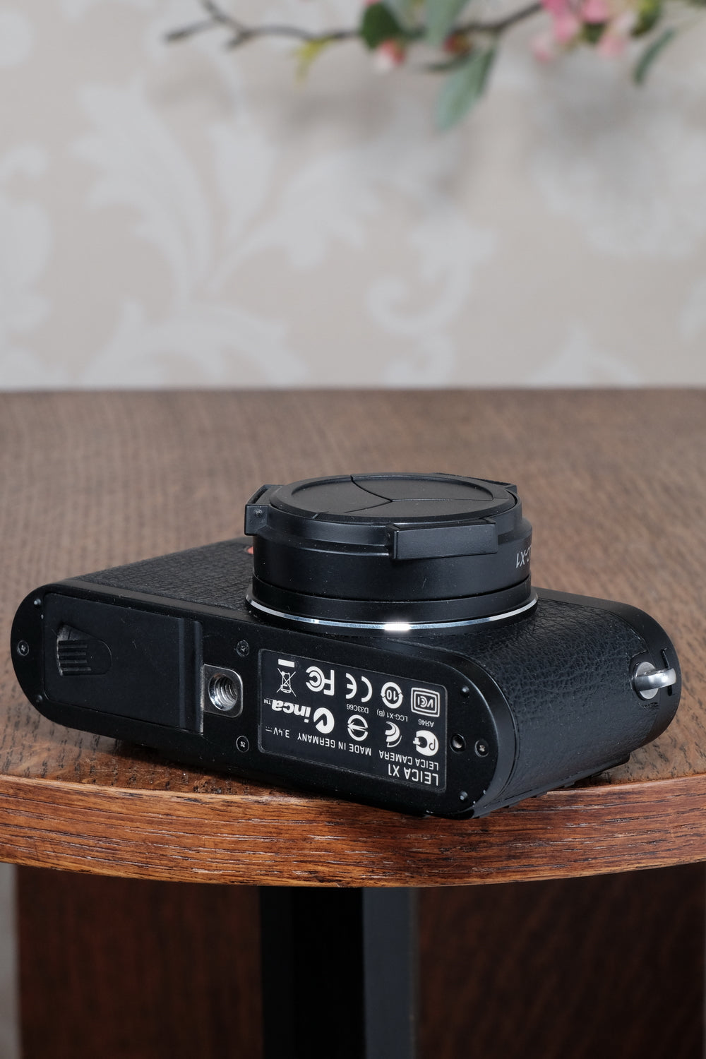 Superb Leica X1 with superb 2.8/24mm Elmarit lens, complete with original packaging!