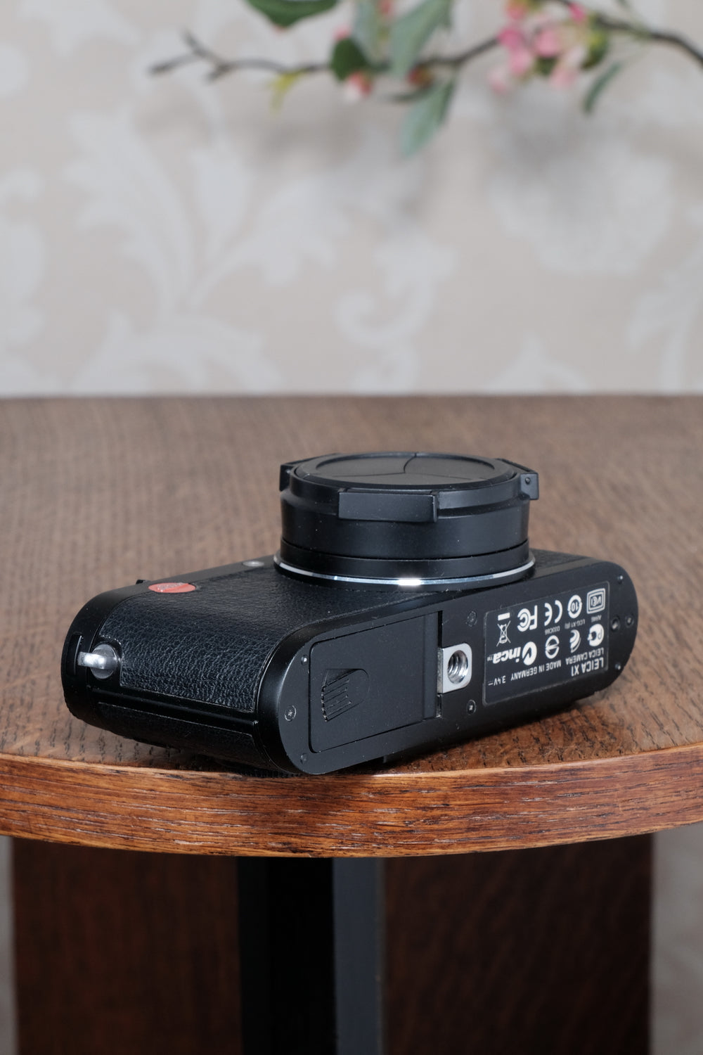 Superb Leica X1 with superb 2.8/24mm Elmarit lens, complete with original packaging!