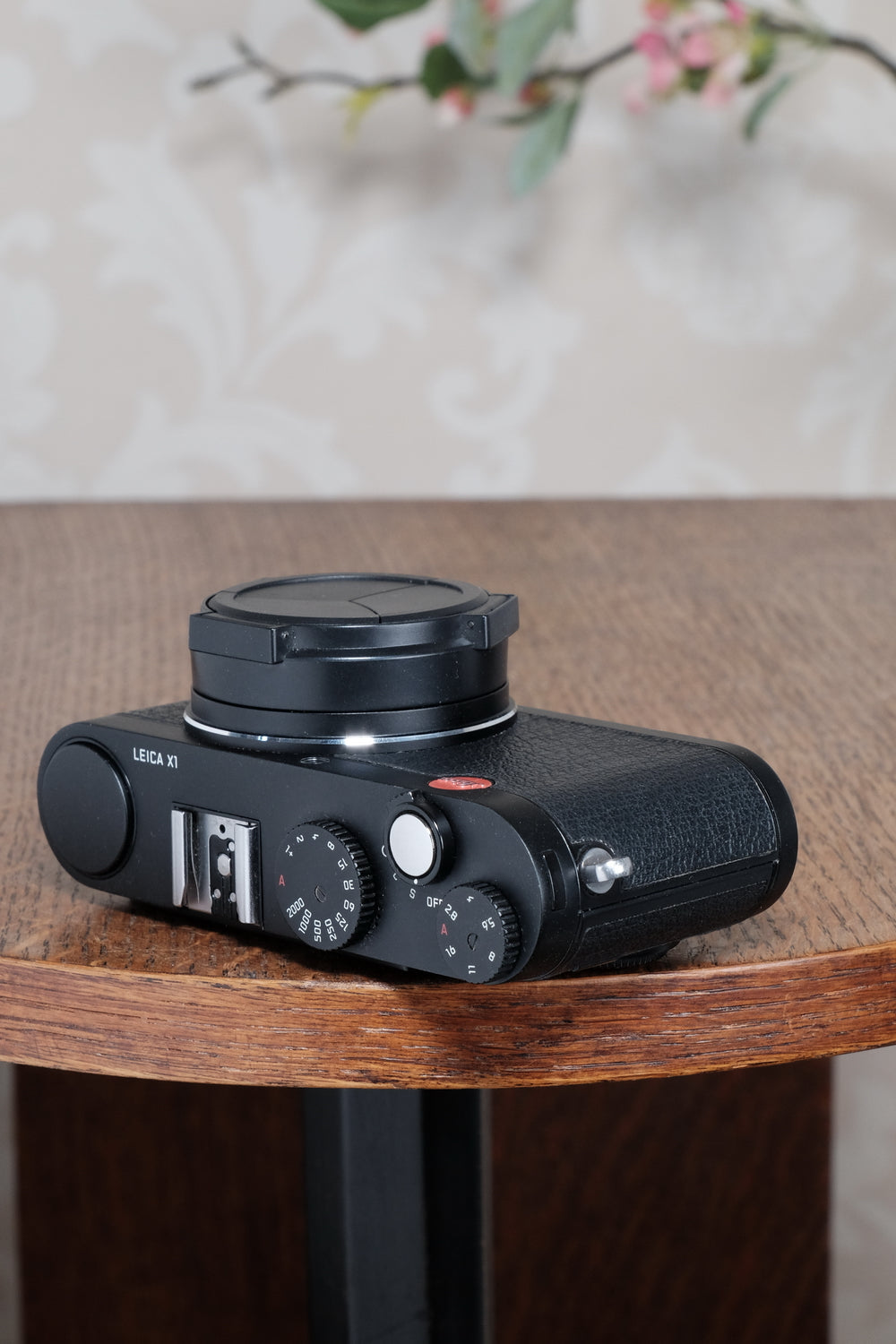 Superb Leica X1 with superb 2.8/24mm Elmarit lens, complete with original packaging!