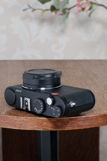 Superb Leica X1 with superb 2.8/24mm Elmarit lens, complete with original packaging!