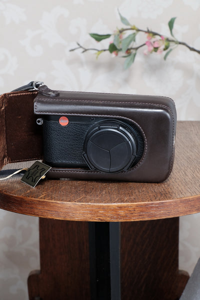 Superb Leica X1 with superb 2.8/24mm Elmarit lens, complete with original packaging!