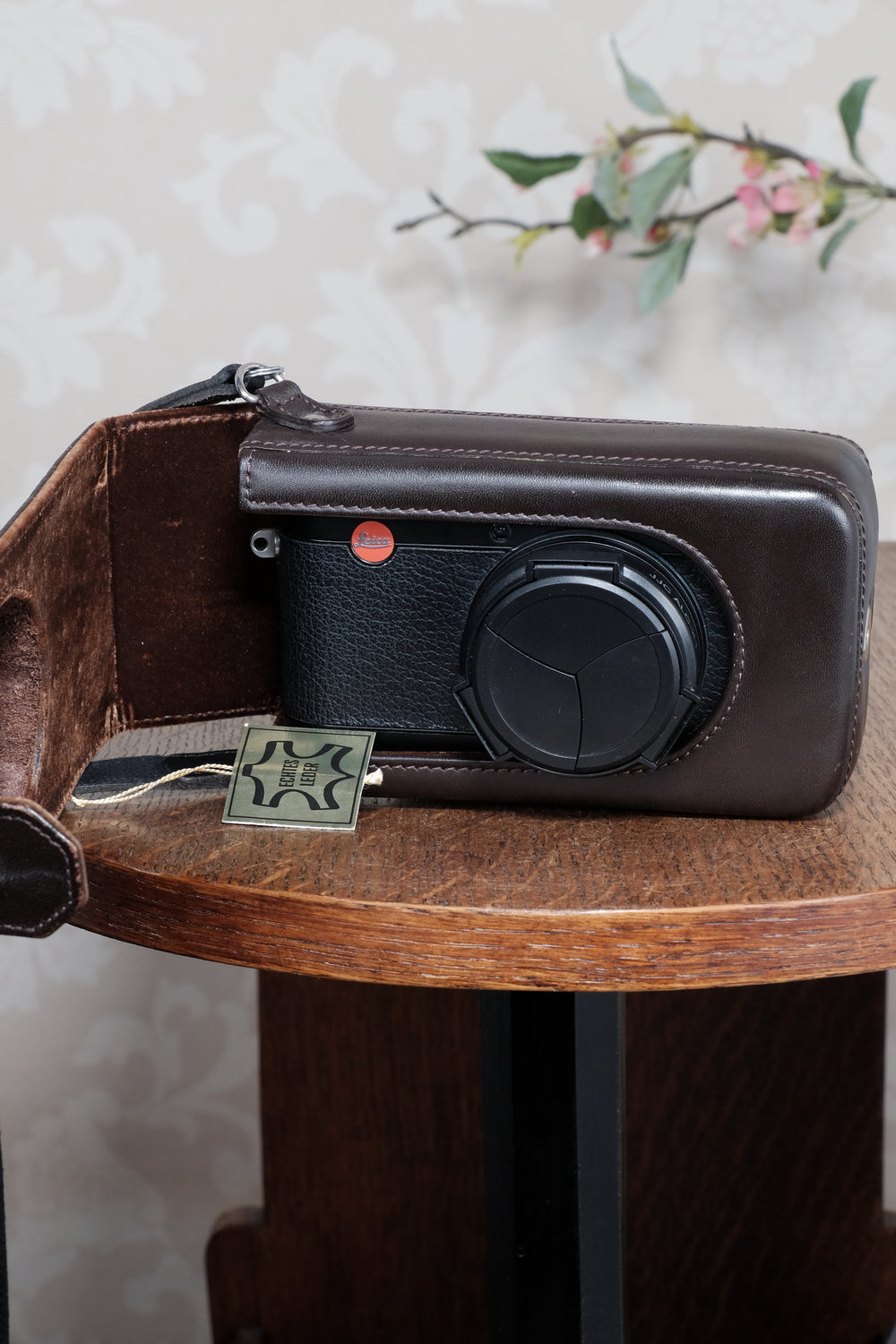 Superb Leica X1 with superb 2.8/24mm Elmarit lens, complete with original packaging!