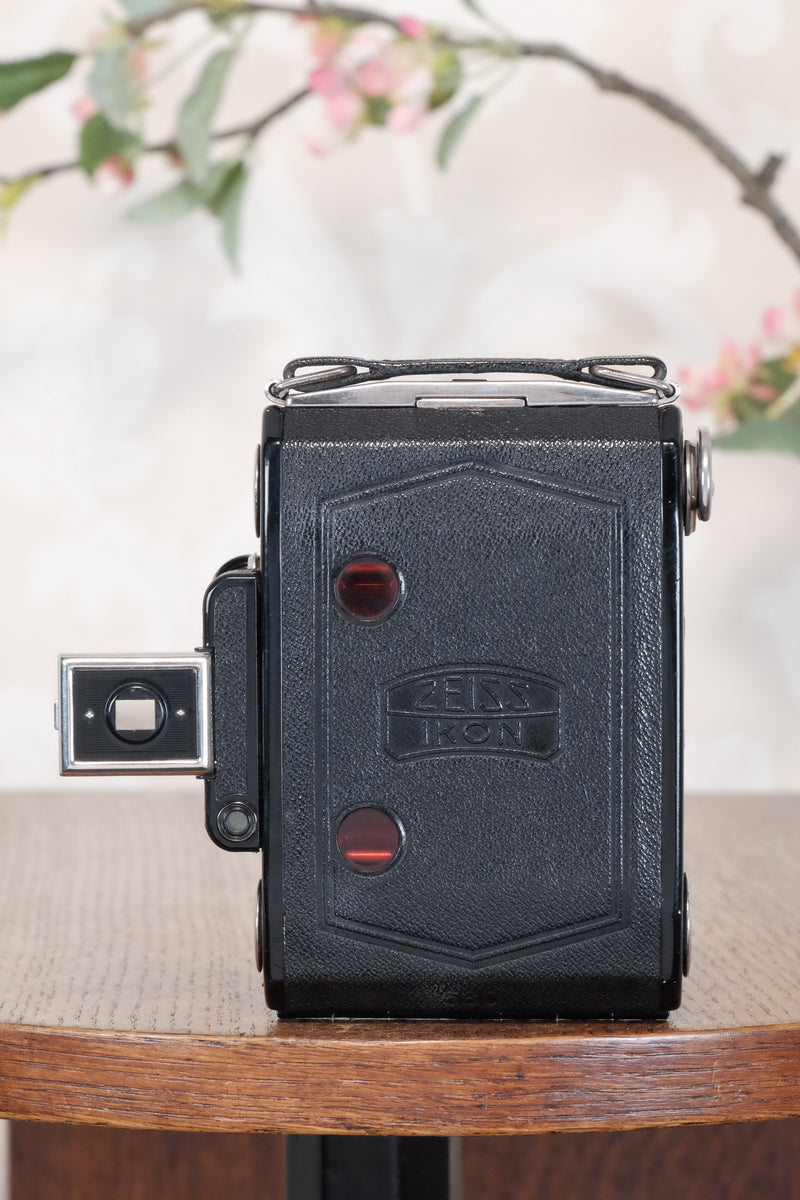 Superb! 1934 ZEISS-IKON SUPER IKONTA A, 6x4.5, Tessar lens and original leather case, CLA'd, Freshly Serviced!